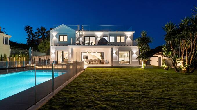 Samtida Beachfront Villa i Marbella East: Perfekt Family Getaway steg från Elvirias bästa stränder