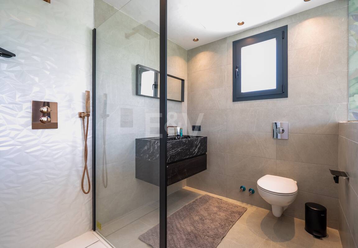 Villa moderna frente al mar en Marbella Este | Escapadas familiares y estancias de media duración | A solo pasos de las mejores playas de Elviria