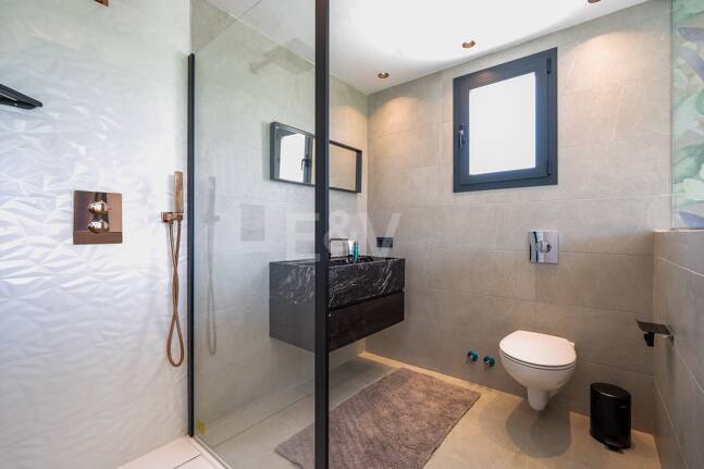 Villa moderna frente al mar en Marbella Este | Escapadas familiares y estancias de media duración | A solo pasos de las mejores playas de Elviria