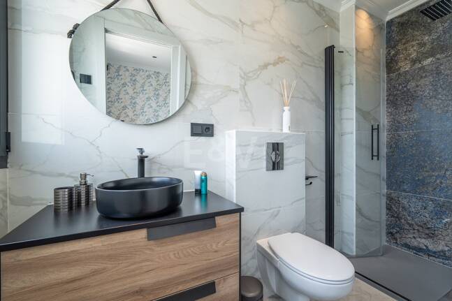 Villa moderna frente al mar en Marbella Este | Escapadas familiares y estancias de media duración | A solo pasos de las mejores playas de Elviria