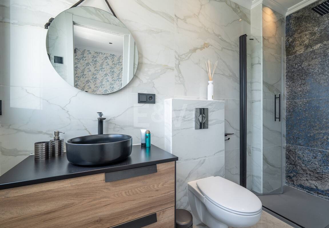 Villa moderna frente al mar en Marbella Este | Escapadas familiares y estancias de media duración | A solo pasos de las mejores playas de Elviria