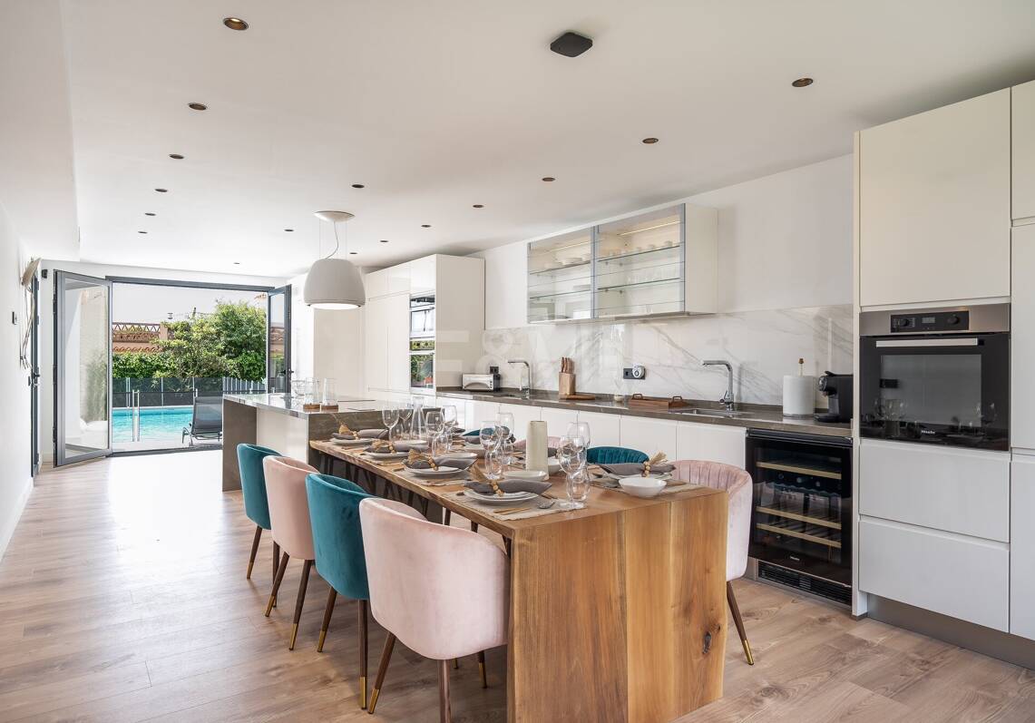 Villa en front de mer contemporaine à Marbella Est: Escapade familiale parfaite à quelques pas d'Elviria