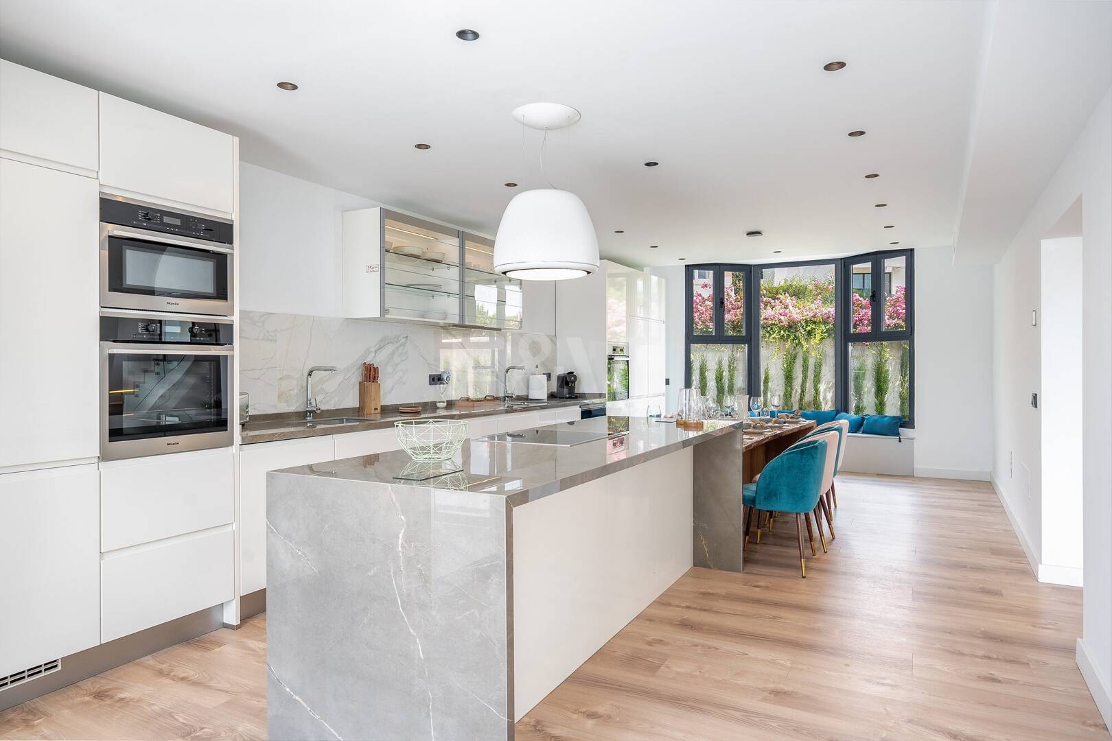 Contemporary Beachfront Villa in Marbella East: Perfect Family Getaway Steps from Elviria 's Best Beach