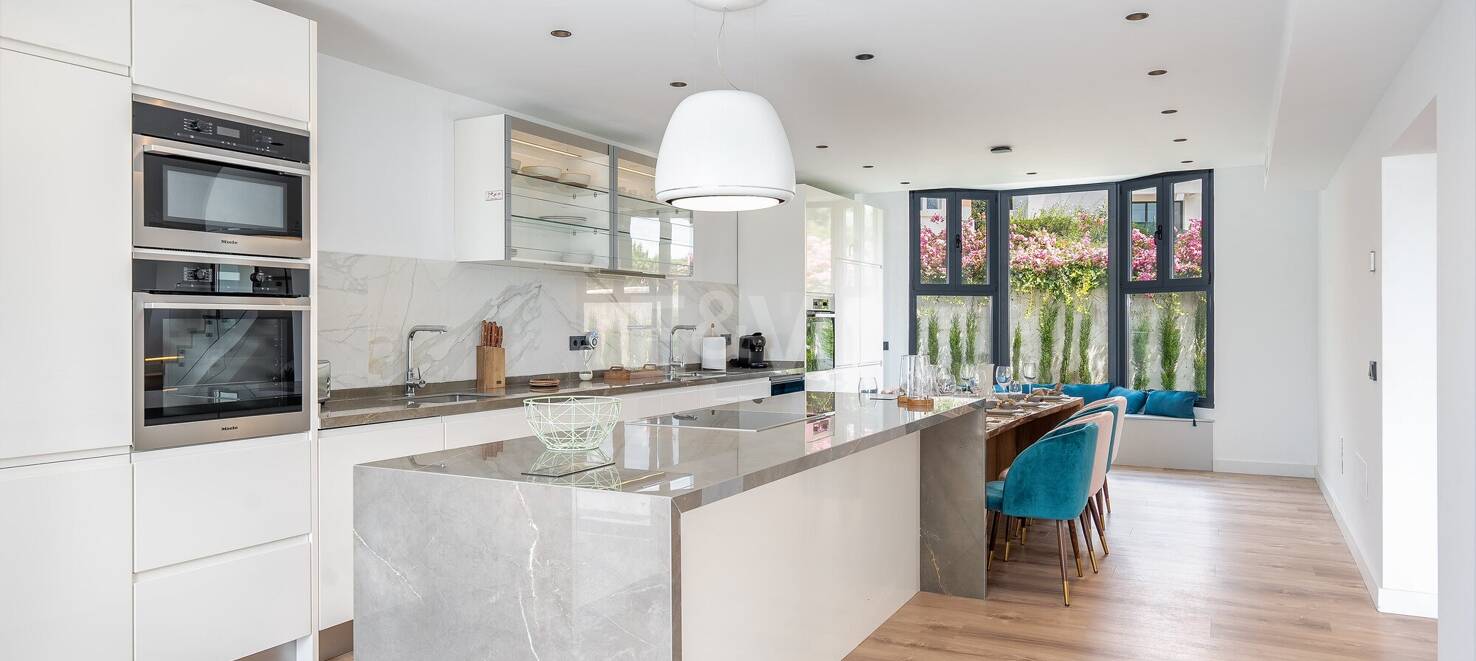 Contemporary Beachfront Villa in Marbella East: Perfect Family Getaway Steps from Elviria’s Best Beaches