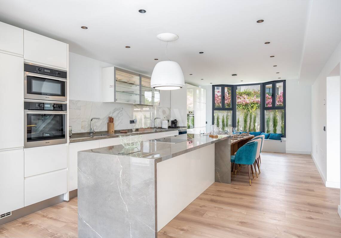 Villa en front de mer contemporaine à Marbella Est: Escapade familiale parfaite à quelques pas d'Elviria