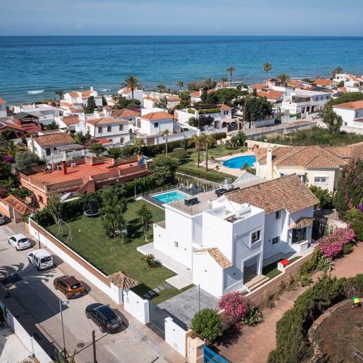 Contemporary Beachfront Villa in Marbella East: Perfect Family Getaway Steps from Elviria’s Best Beaches