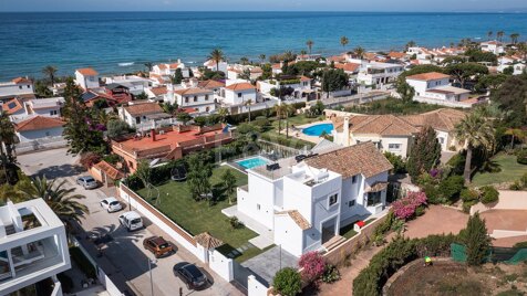 Villa contemporánea frente al mar en Marbella Este a escasos pasos de las mejores playas de Elviria