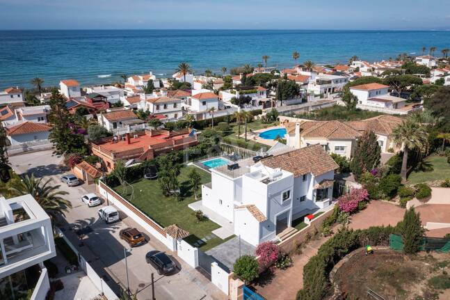 Villa moderna frente al mar en Marbella Este | Escapadas familiares y estancias de media duración | A solo pasos de las mejores playas de Elviria