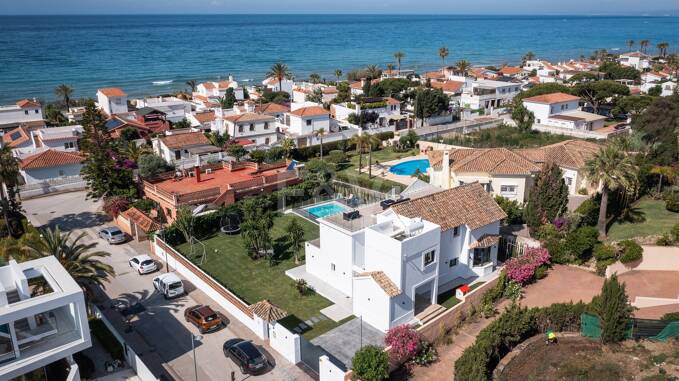 Villa en front de mer contemporaine à Marbella Est: Escapade familiale parfaite à quelques pas d'Elviria