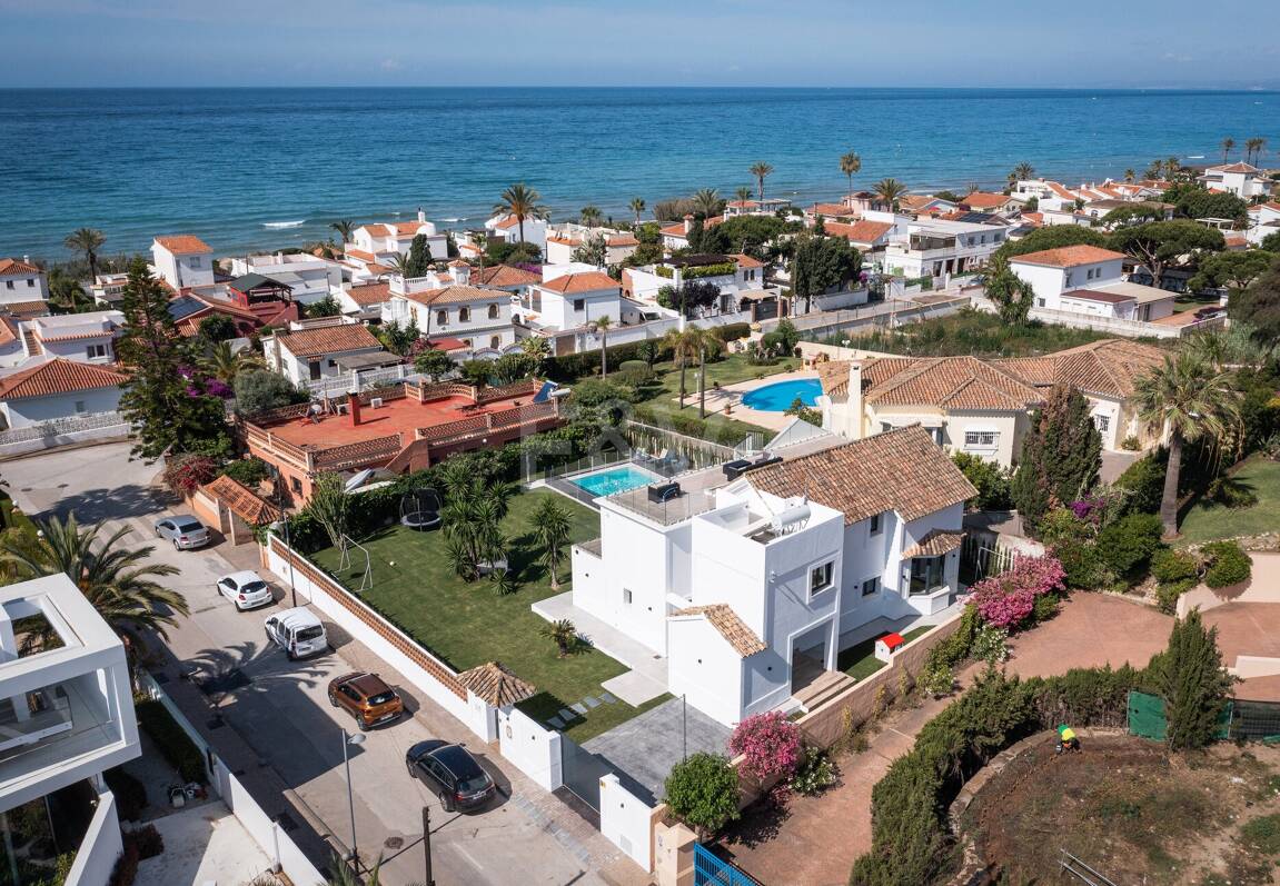 Villa moderna frente al mar en Marbella Este | Escapadas familiares y estancias de media duración | A solo pasos de las mejores playas de Elviria