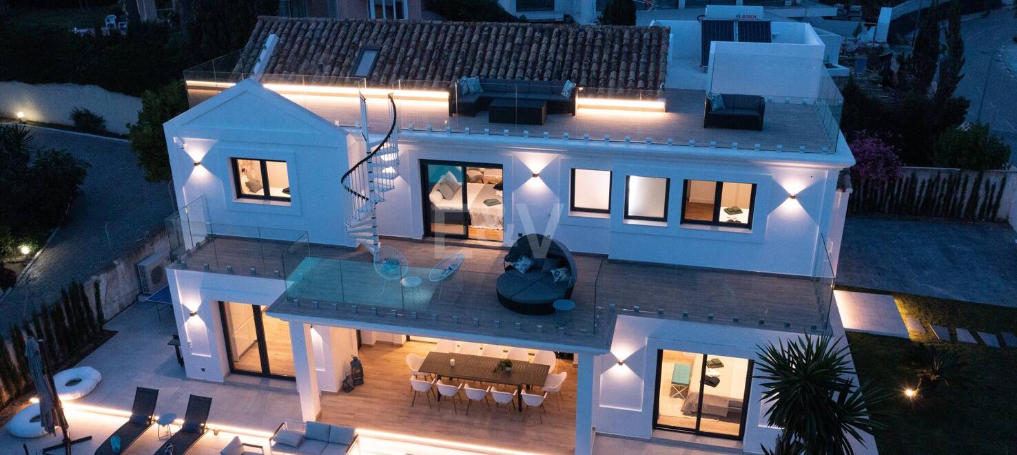 Contemporary Beachfront Villa in Marbella East: Perfect Family Getaway Steps from Elviria’s Best Beaches