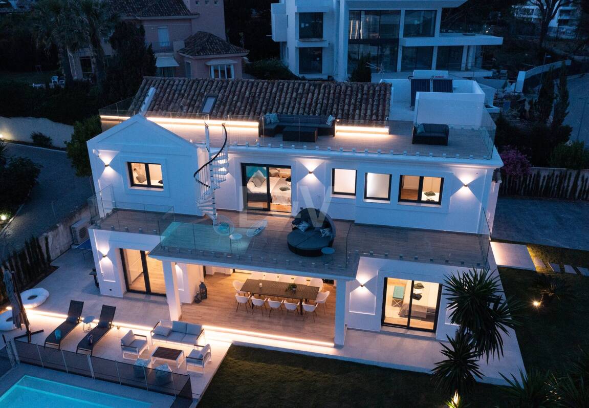 Villa moderna frente al mar en Marbella Este | Escapadas familiares y estancias de media duración | A solo pasos de las mejores playas de Elviria