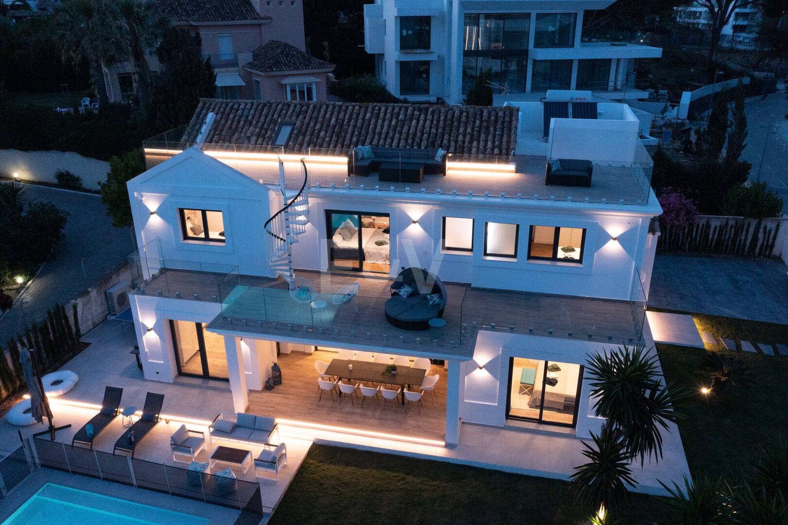 Villa moderna frente al mar en Marbella Este | Escapadas familiares y estancias de media duración | A solo pasos de las mejores playas de Elviria