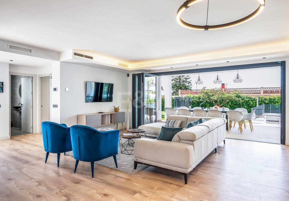 Villa en front de mer contemporaine à Marbella Est: Escapade familiale parfaite à quelques pas d'Elviria