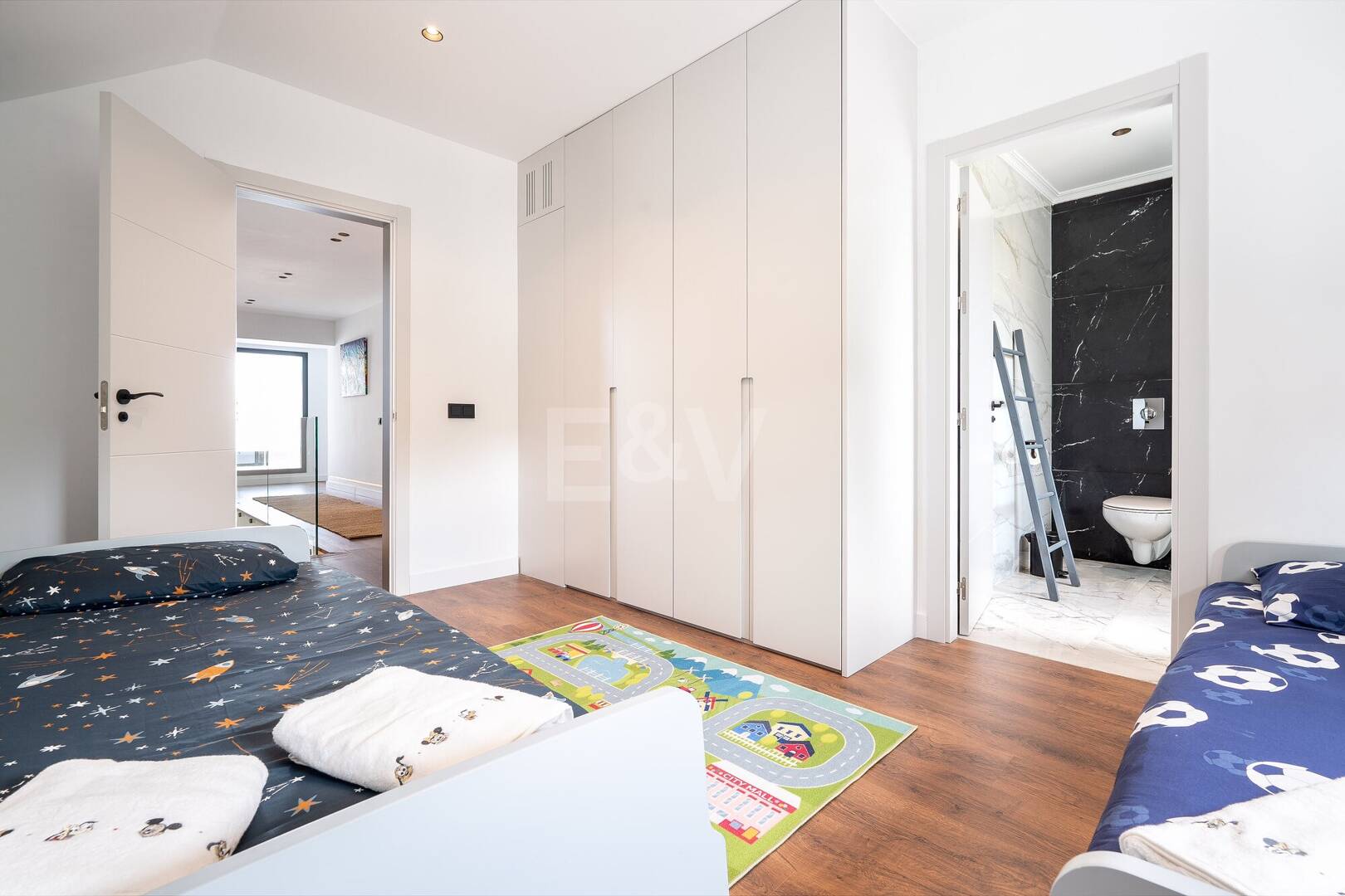 Villa moderna frente al mar en Marbella Este | Escapadas familiares y estancias de media duración | A solo pasos de las mejores playas de Elviria