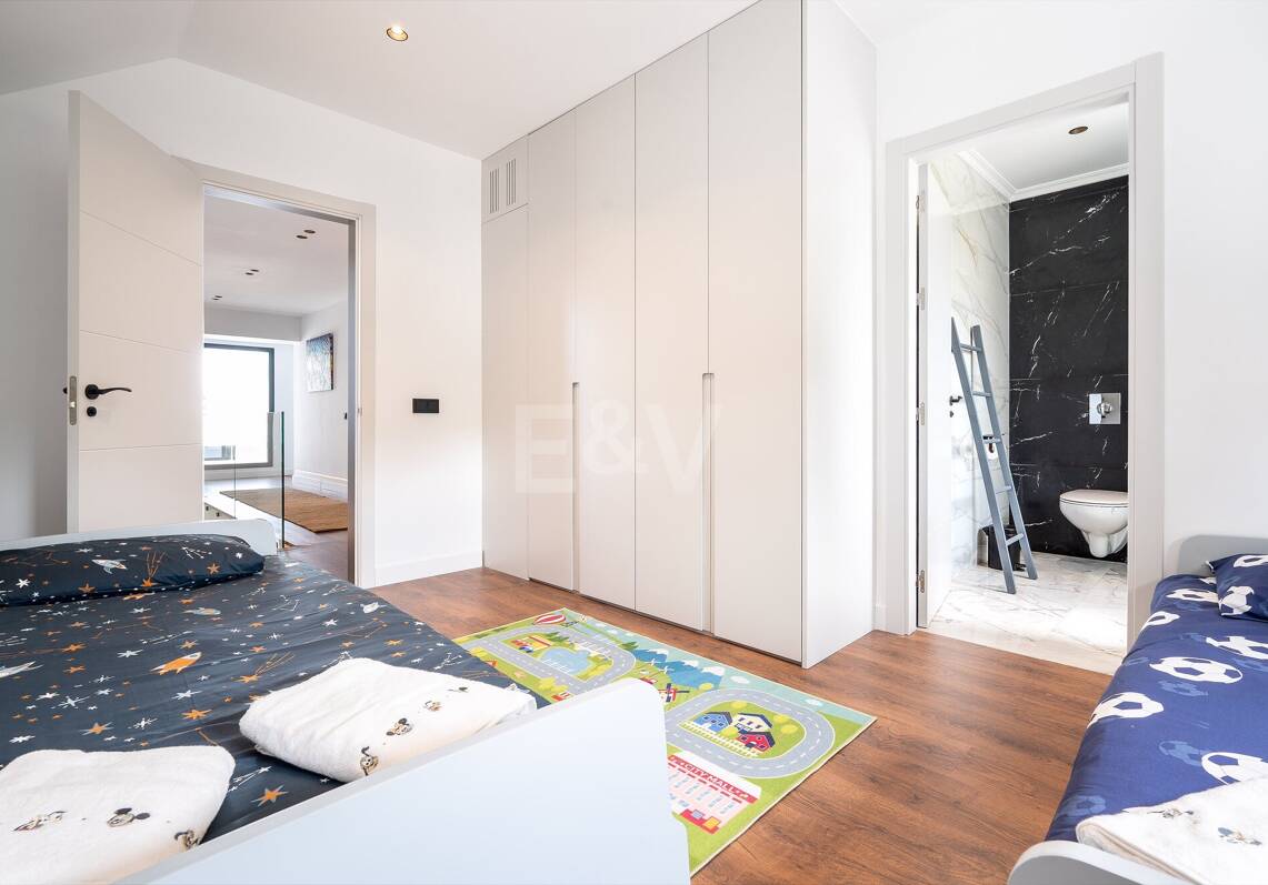 Villa en front de mer contemporaine à Marbella Est: Escapade familiale parfaite à quelques pas d'Elviria