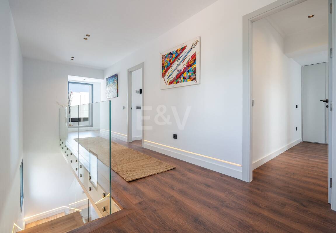 Villa moderna frente al mar en Marbella Este | Escapadas familiares y estancias de media duración | A solo pasos de las mejores playas de Elviria