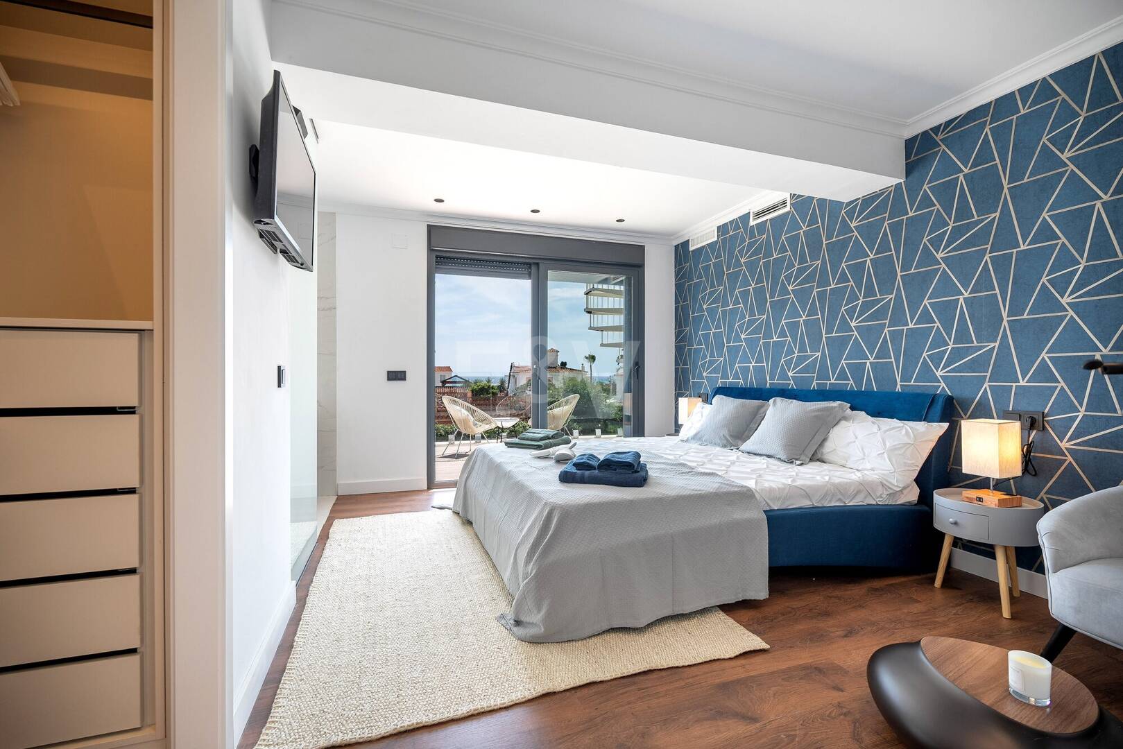 Villa moderna frente al mar en Marbella Este | Escapadas familiares y estancias de media duración | A solo pasos de las mejores playas de Elviria