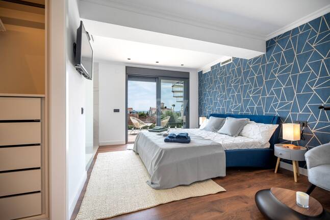 Villa moderna frente al mar en Marbella Este | Escapadas familiares y estancias de media duración | A solo pasos de las mejores playas de Elviria