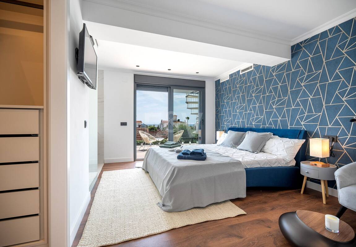Villa moderna frente al mar en Marbella Este | Escapadas familiares y estancias de media duración | A solo pasos de las mejores playas de Elviria