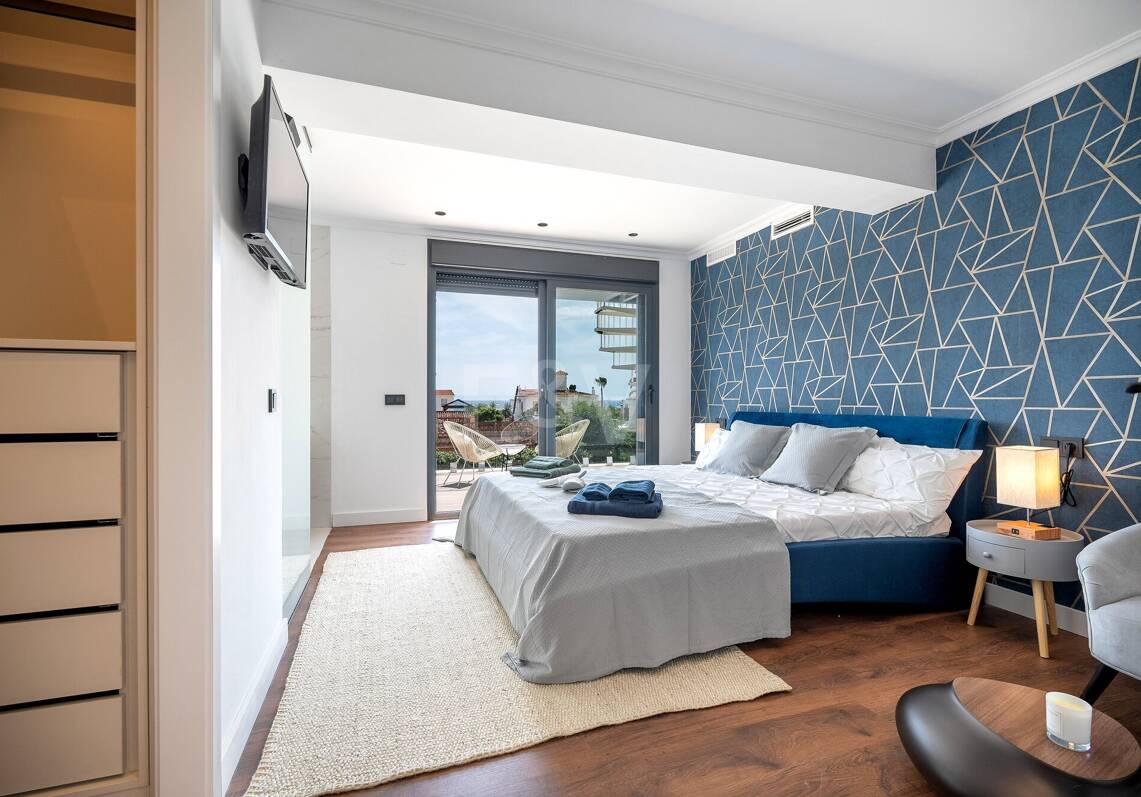 Villa en front de mer contemporaine à Marbella Est: Escapade familiale parfaite à quelques pas d'Elviria