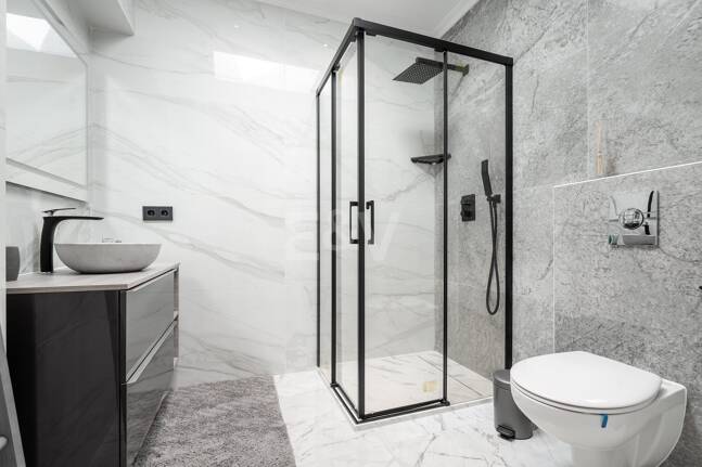 Villa moderna frente al mar en Marbella Este | Escapadas familiares y estancias de media duración | A solo pasos de las mejores playas de Elviria