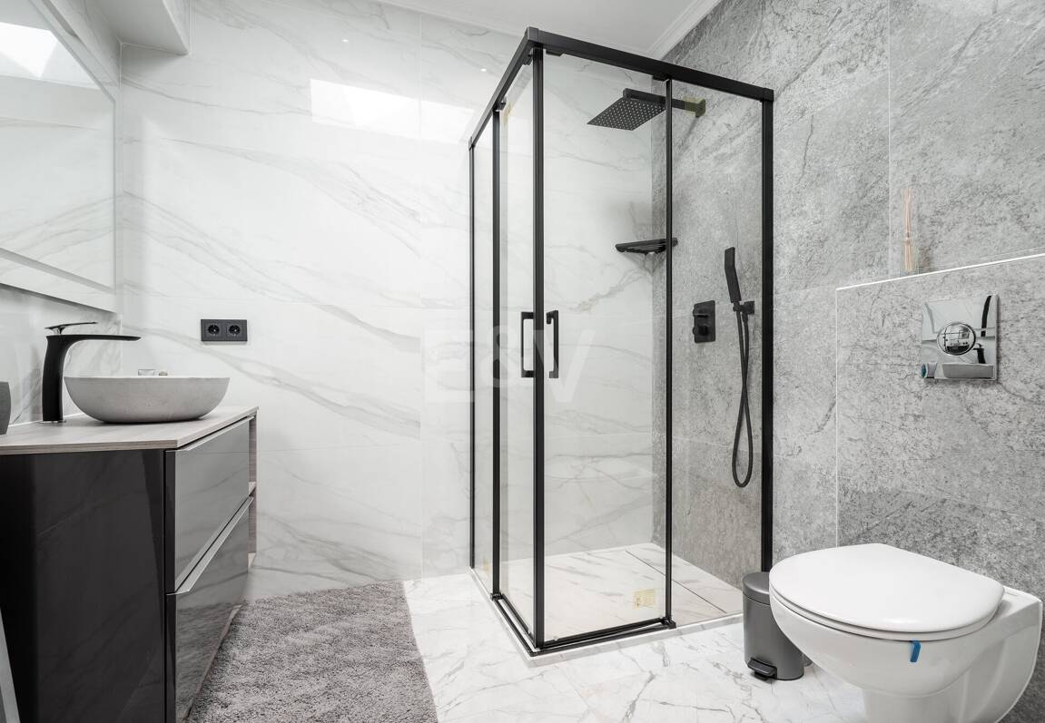 Villa moderna frente al mar en Marbella Este | Escapadas familiares y estancias de media duración | A solo pasos de las mejores playas de Elviria