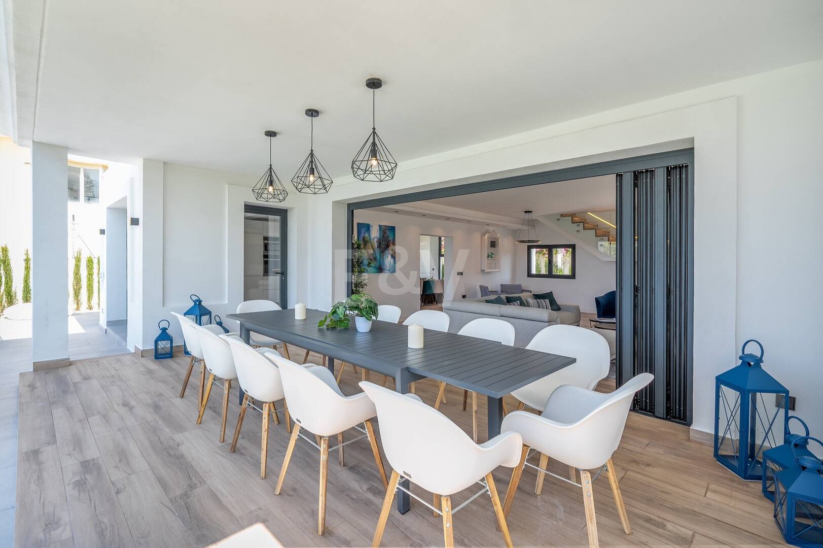 Villa moderna frente al mar en Marbella Este | Escapadas familiares y estancias de media duración | A solo pasos de las mejores playas de Elviria