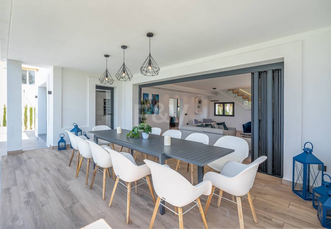 Villa moderna frente al mar en Marbella Este | Escapadas familiares y estancias de media duración | A solo pasos de las mejores playas de Elviria