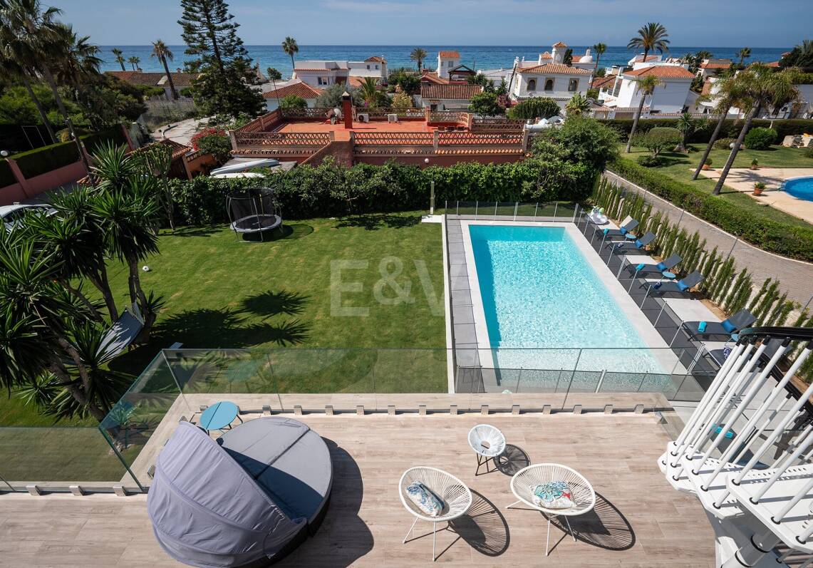 Villa en front de mer contemporaine à Marbella Est: Escapade familiale parfaite à quelques pas d'Elviria