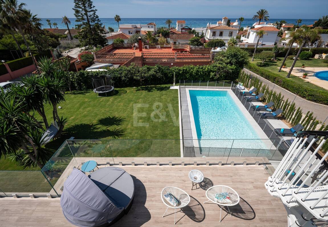 Villa moderna frente al mar en Marbella Este | Escapadas familiares y estancias de media duración | A solo pasos de las mejores playas de Elviria