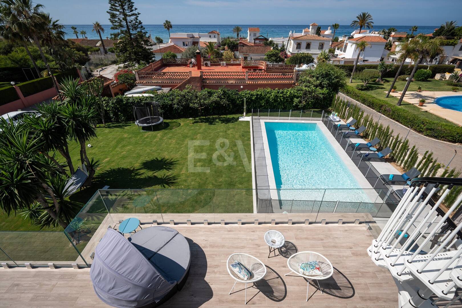 Villa moderna frente al mar en Marbella Este | Escapadas familiares y estancias de media duración | A solo pasos de las mejores playas de Elviria