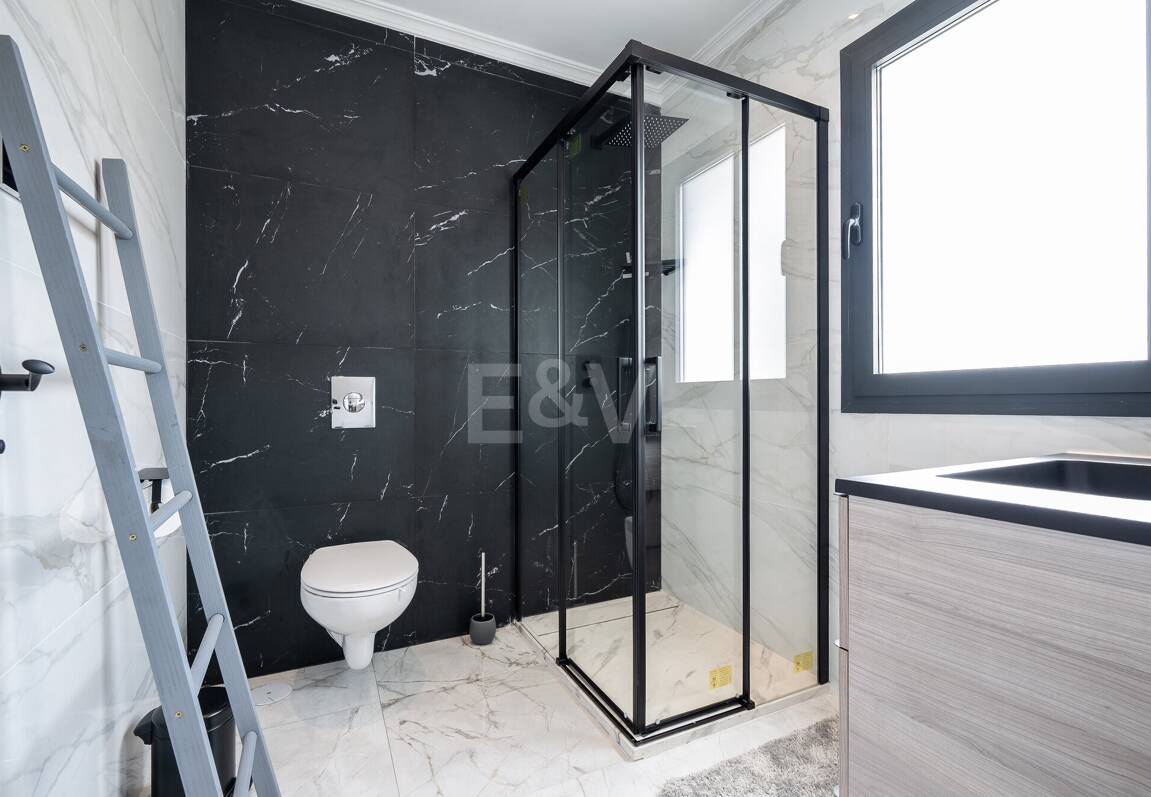 Villa moderna frente al mar en Marbella Este | Escapadas familiares y estancias de media duración | A solo pasos de las mejores playas de Elviria