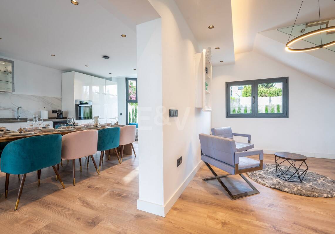 Villa en front de mer contemporaine à Marbella Est: Escapade familiale parfaite à quelques pas d'Elviria