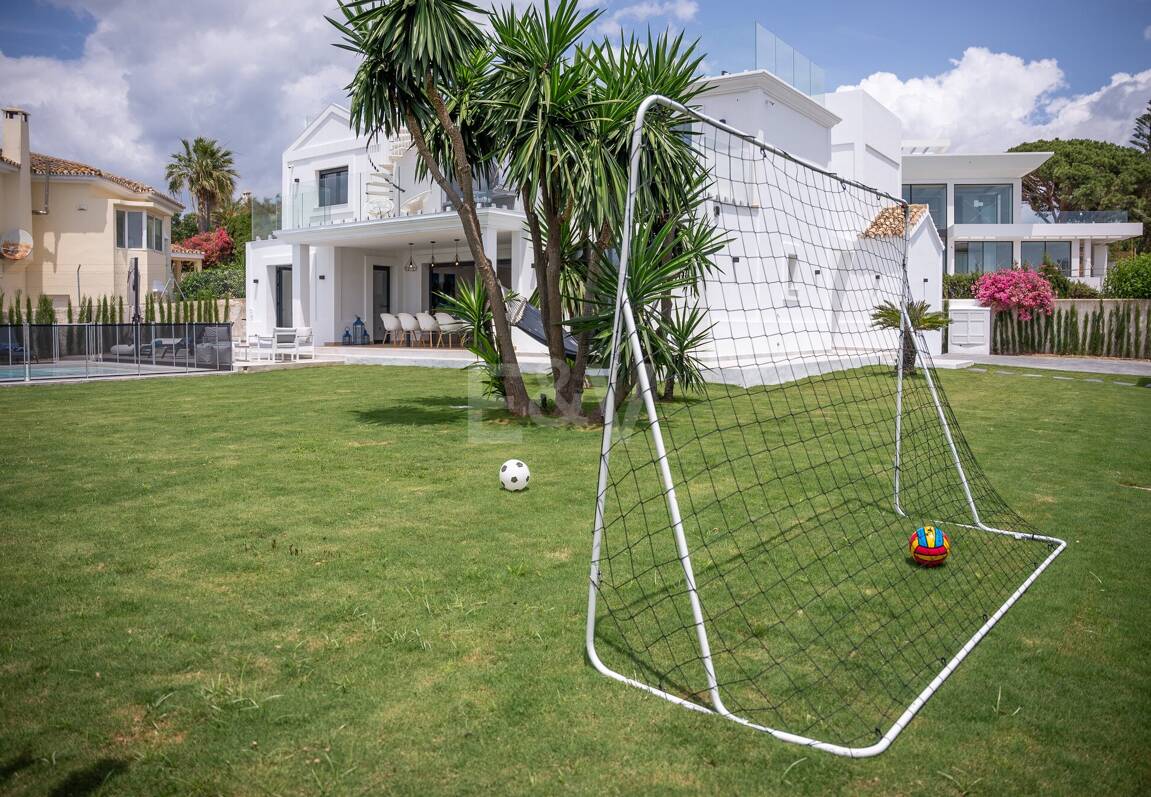 Villa moderna frente al mar en Marbella Este | Escapadas familiares y estancias de media duración | A solo pasos de las mejores playas de Elviria