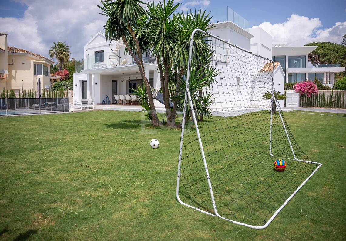 Villa en front de mer contemporaine à Marbella Est: Escapade familiale parfaite à quelques pas d'Elviria