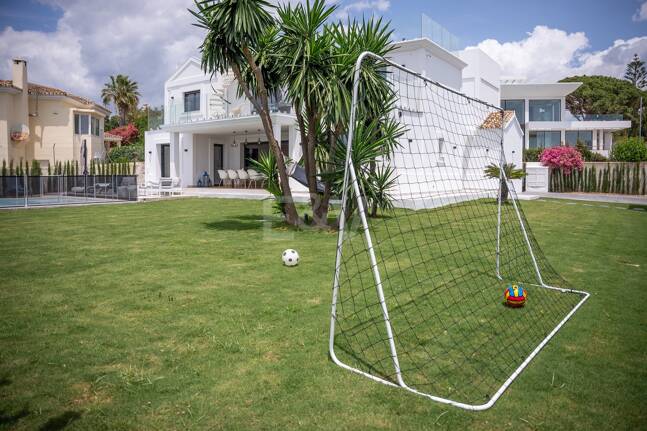 Villa moderna frente al mar en Marbella Este | Escapadas familiares y estancias de media duración | A solo pasos de las mejores playas de Elviria