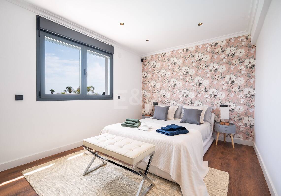 Villa en front de mer contemporaine à Marbella Est: Escapade familiale parfaite à quelques pas d'Elviria