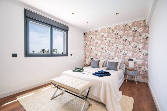 Villa moderna frente al mar en Marbella Este | Escapadas familiares y estancias de media duración | A solo pasos de las mejores playas de Elviria