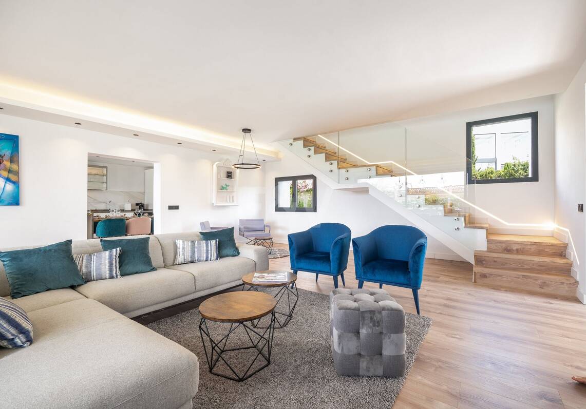 Villa en front de mer contemporaine à Marbella Est: Escapade familiale parfaite à quelques pas d'Elviria