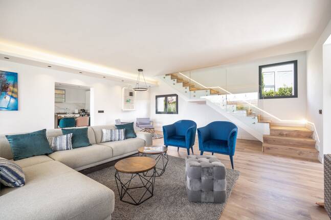 Villa moderna frente al mar en Marbella Este | Escapadas familiares y estancias de media duración | A solo pasos de las mejores playas de Elviria