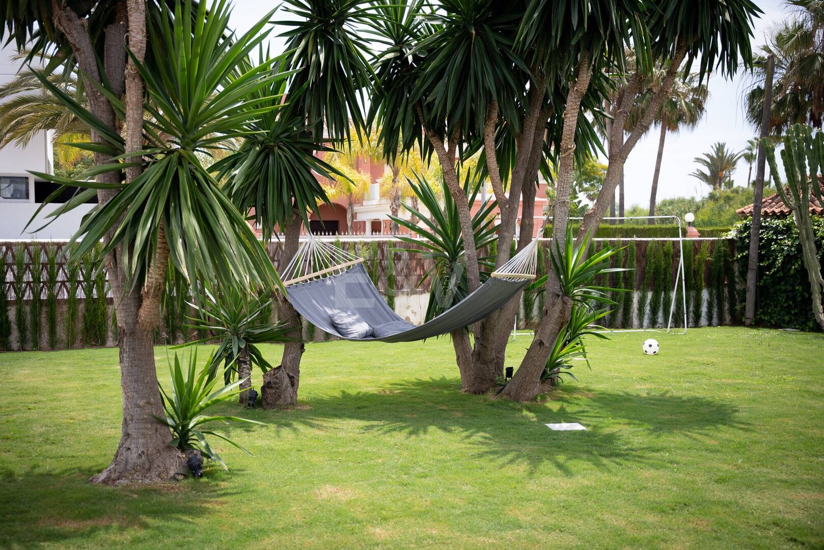 Villa moderna frente al mar en Marbella Este | Escapadas familiares y estancias de media duración | A solo pasos de las mejores playas de Elviria