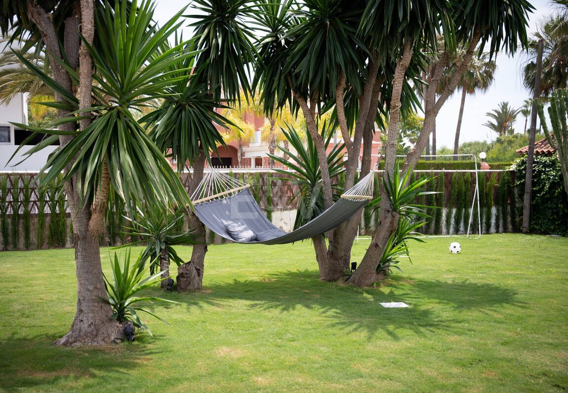 Villa moderna frente al mar en Marbella Este | Escapadas familiares y estancias de media duración | A solo pasos de las mejores playas de Elviria