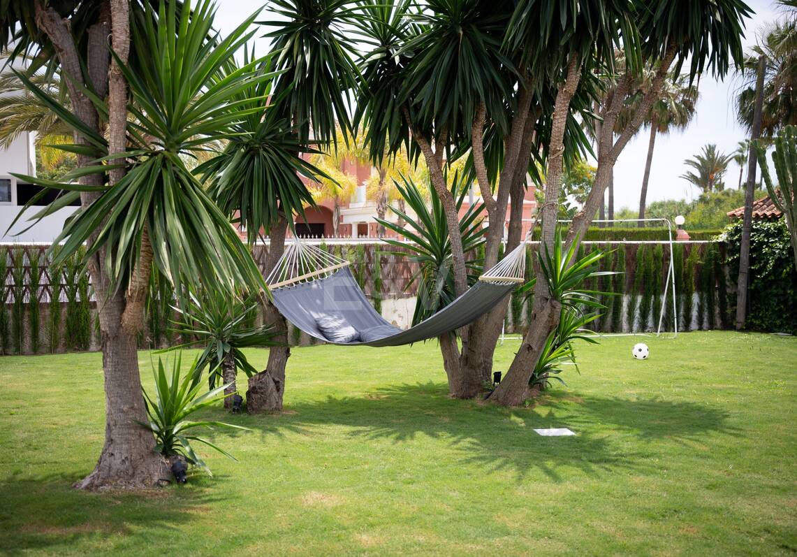 Villa en front de mer contemporaine à Marbella Est: Escapade familiale parfaite à quelques pas d'Elviria