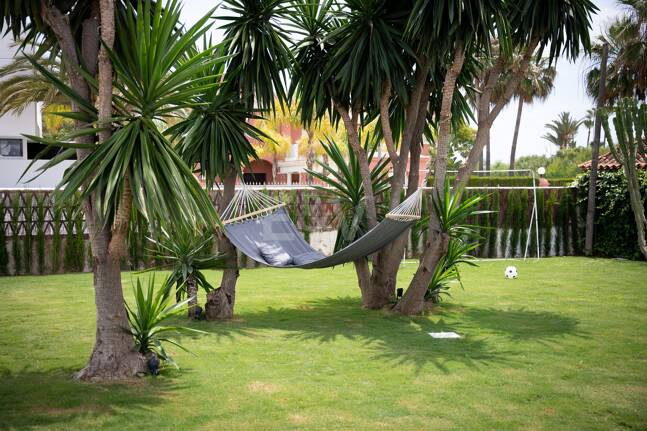 Villa moderna frente al mar en Marbella Este | Escapadas familiares y estancias de media duración | A solo pasos de las mejores playas de Elviria