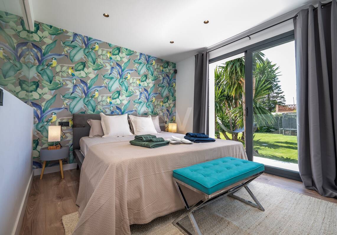 Villa en front de mer contemporaine à Marbella Est: Escapade familiale parfaite à quelques pas d'Elviria