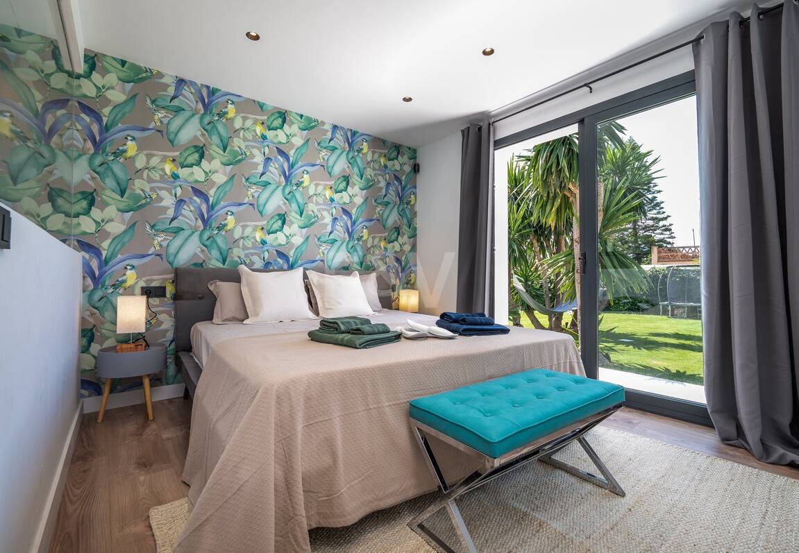 Villa moderna frente al mar en Marbella Este | Escapadas familiares y estancias de media duración | A solo pasos de las mejores playas de Elviria