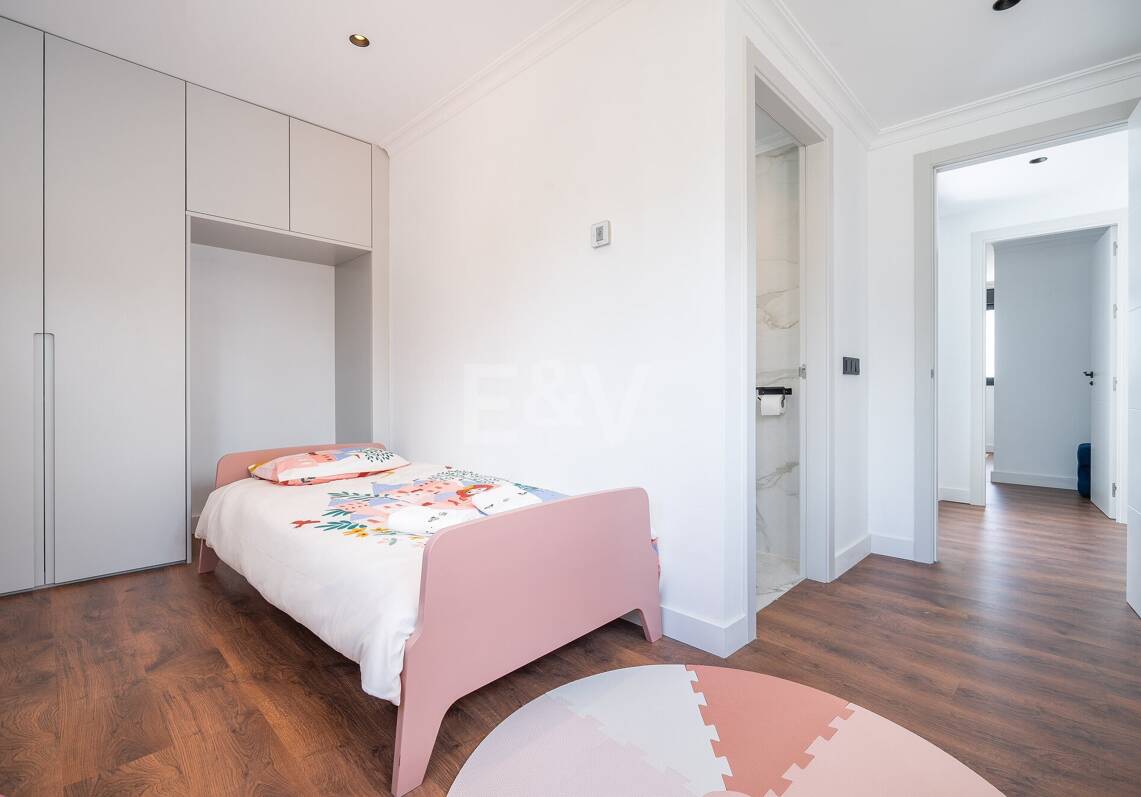 Villa en front de mer contemporaine à Marbella Est: Escapade familiale parfaite à quelques pas d'Elviria