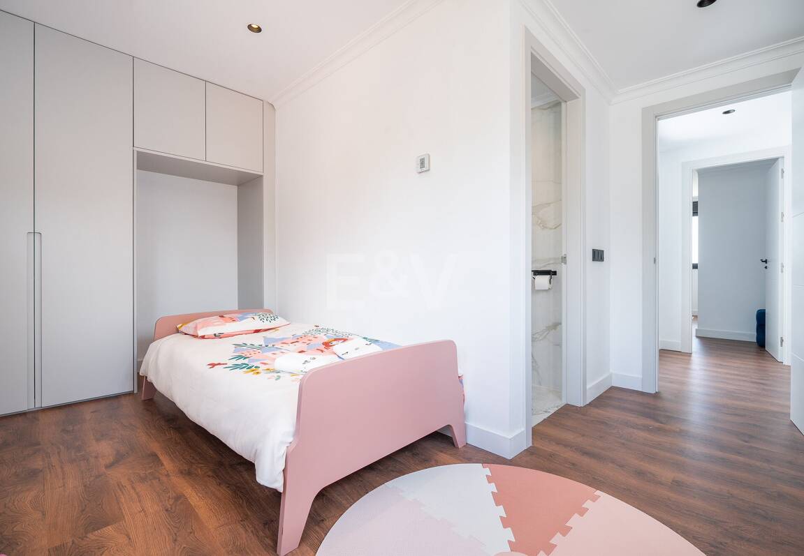 Villa moderna frente al mar en Marbella Este | Escapadas familiares y estancias de media duración | A solo pasos de las mejores playas de Elviria