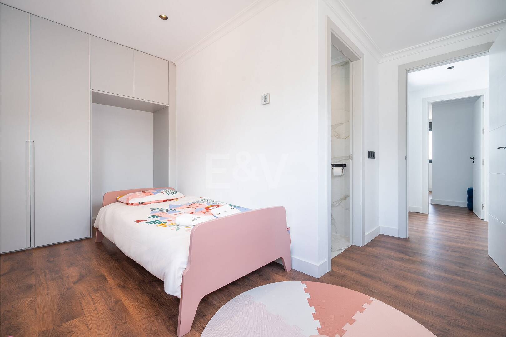 Villa moderna frente al mar en Marbella Este | Escapadas familiares y estancias de media duración | A solo pasos de las mejores playas de Elviria